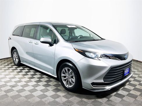 Certified 2024 Toyota Sienna LE image 1