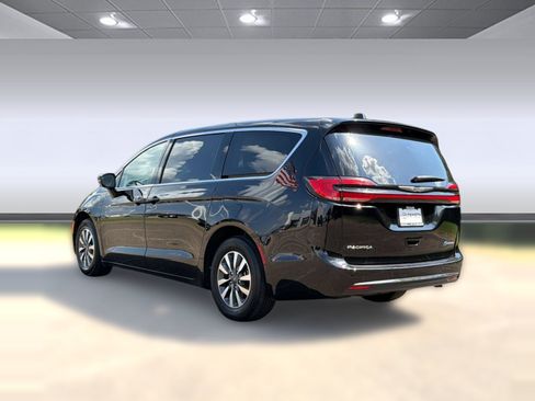 Used 2024 Chrysler Pacifica Touring-L FWD image 3