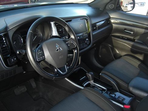 Used 2018 Mitsubishi Outlander LE image 10