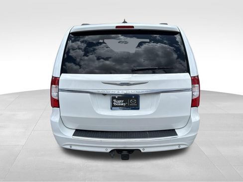 Used 2016 Chrysler Town & Country Touring-L FWD image 6