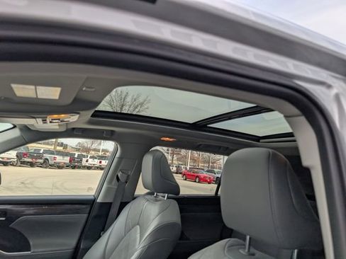 Used 2021 Toyota Highlander Platinum image 3