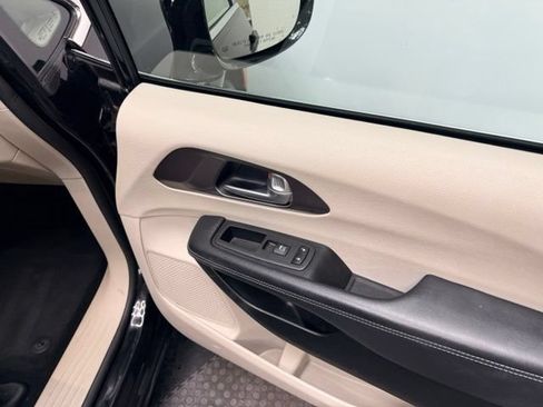 Used 2024 Chrysler Pacifica Touring-L FWD image 36