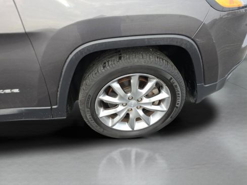 Used 2018 Jeep Cherokee Limited image 18