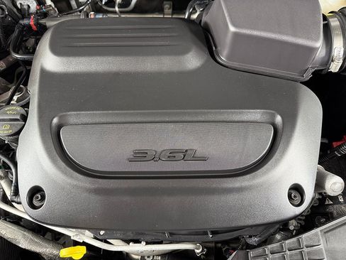 Used 2024 Chrysler Pacifica Touring-L image 16