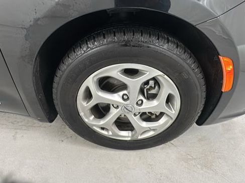 Used 2023 Chrysler Pacifica Limited image 9