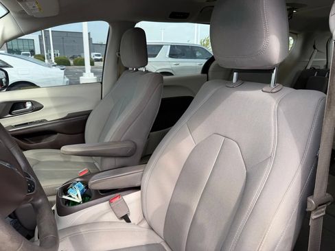 Used 2017 Chrysler Pacifica Touring FWD image 13