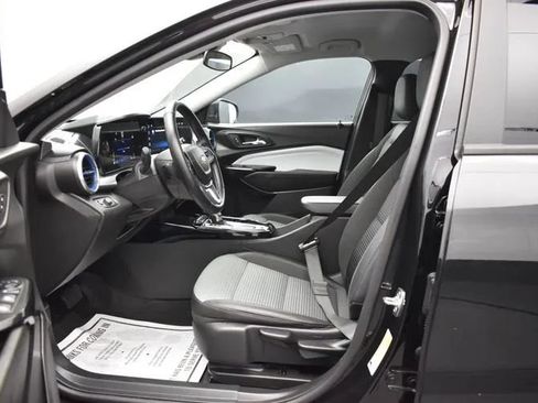 Used 2025 Chevrolet Trax LT w/ LT Convenience Package FWD image 14