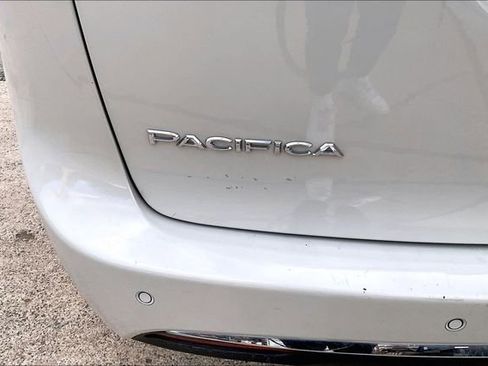 Used 2019 Chrysler Pacifica Limited w/ Tire & Wheel Group image 8