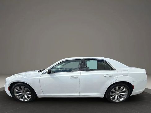 Used 2019 Chrysler 300 Touring w/ Chrome Appearance Package image 8
