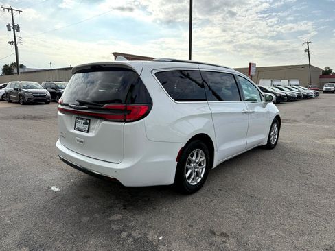 Used 2021 Chrysler Pacifica Touring-L image 6