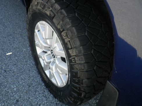 Used 2022 Nissan Frontier SV image 12