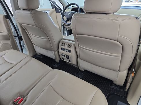 Used 2020 Nissan Pathfinder Platinum image 11