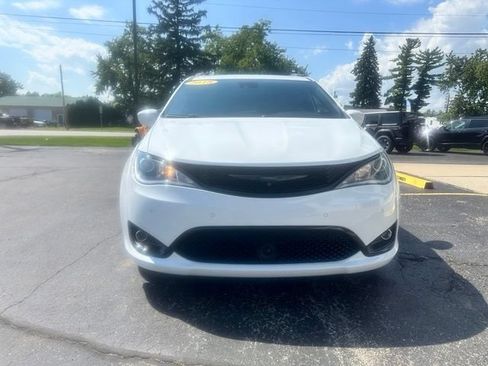 Used 2018 Chrysler Pacifica Touring-L w/ Advanced Safetytec Group FWD image 2