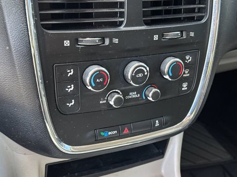 Used 2016 Dodge Grand Caravan SXT w/ UConnect Hands-Free Group FWD image 17