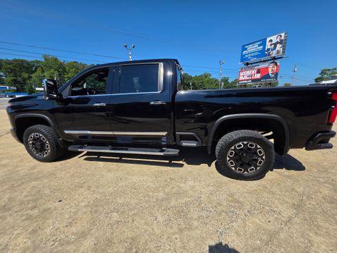 Used 2024 Chevrolet Silverado 3500 High Country w/ High Country Premium Package AWD/4WD image 8