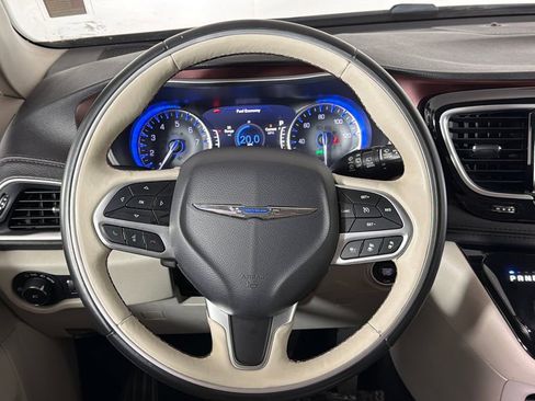 Used 2018 Chrysler Pacifica Limited w/ Tire & Wheel Group FWD image 25
