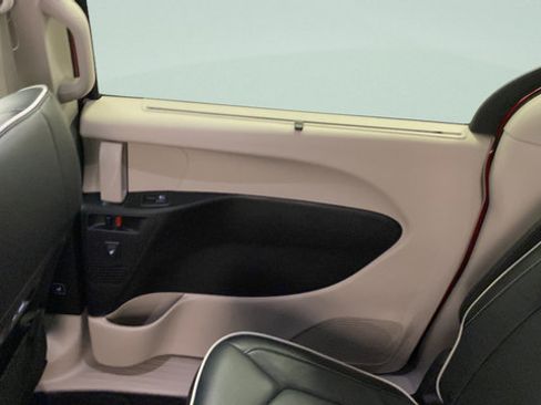 Used 2024 Chrysler Pacifica Limited FWD image 34