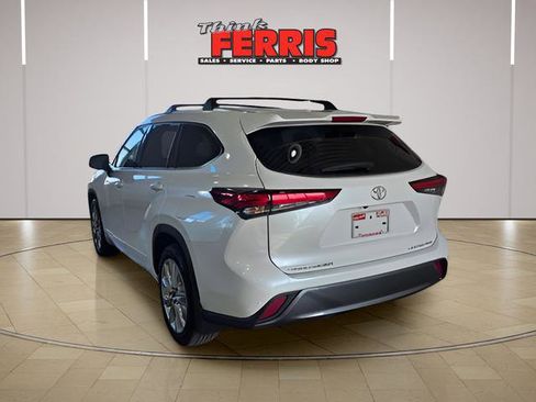 Used 2022 Toyota Highlander Limited image 3