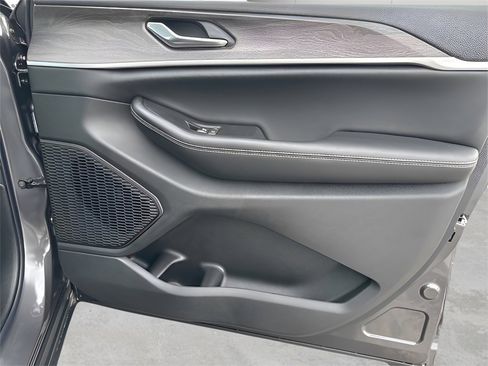 New 2025 Jeep Grand Cherokee Limited image 10