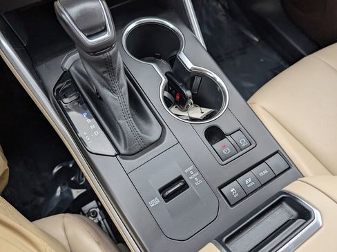 Used 2022 Toyota Highlander XLE image 21