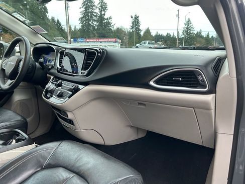 Used 2022 Chrysler Pacifica Touring-L image 26