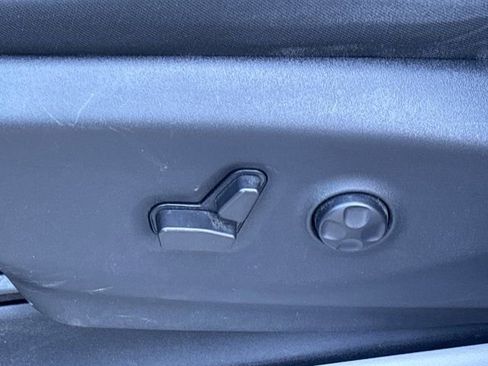 Used 2022 Chrysler Voyager LX image 21