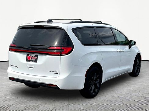 Used 2023 Chrysler Pacifica Limited w/ S Appearance Package AWD/4WD image 6