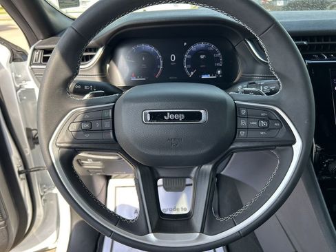 Used 2025 Jeep Grand Cherokee Laredo X RWD image 15