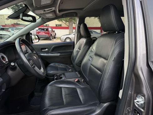 Used 2018 Toyota Sienna SE w/ SE Preferred Package FWD image 24