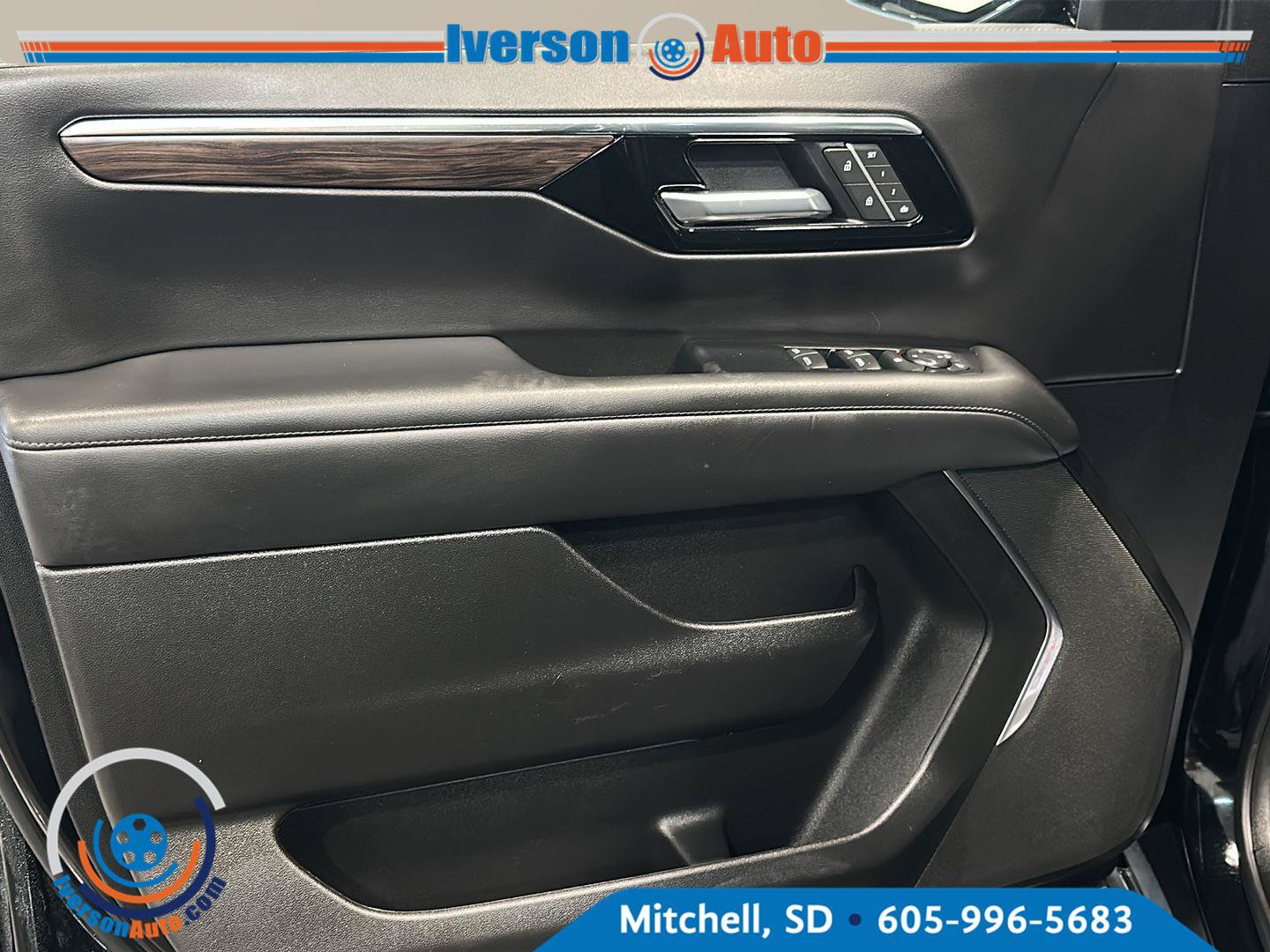 Used 2025 Chevrolet Suburban LT AWD/4WD image 13
