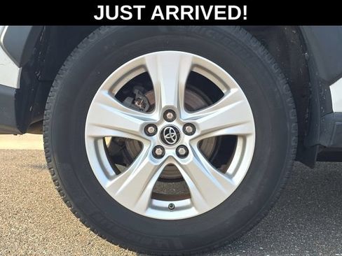 Used 2019 Toyota RAV4 XLE w/ Convenience Package FWD image 6