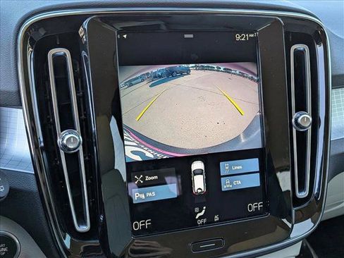 Used 2021 Volvo XC40 T4 Momentum w/ Premium Package image 13