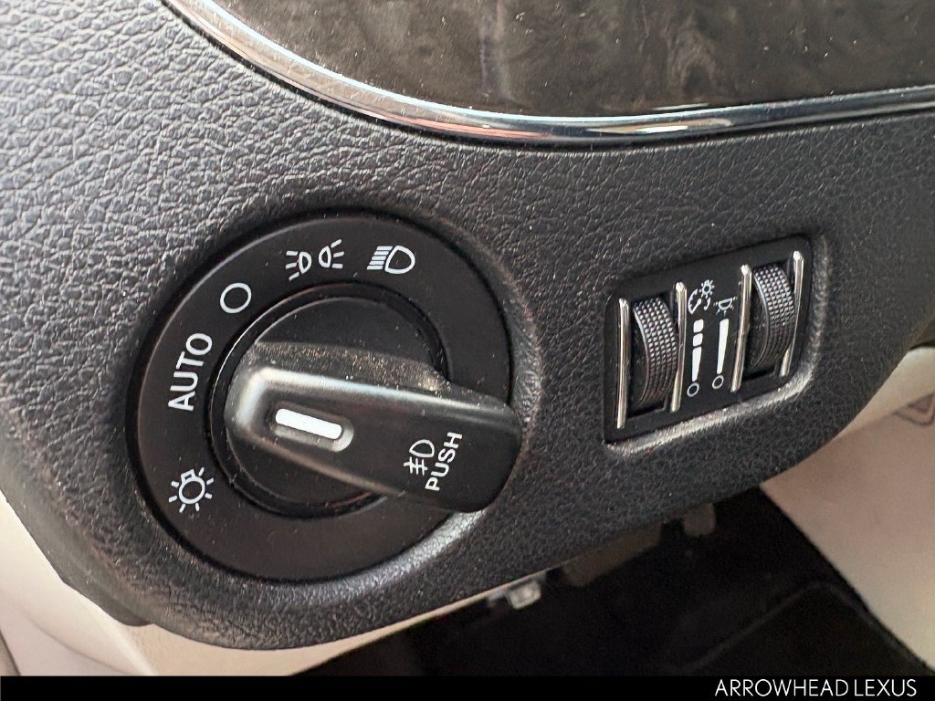 Used 2016 Chrysler Town & Country Touring FWD image 8