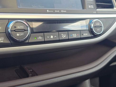 Used 2019 Toyota Highlander XLE AWD/4WD image 24