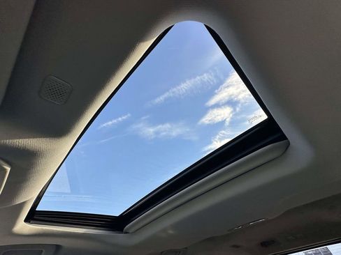 Used 2021 Toyota Highlander XLE image 29