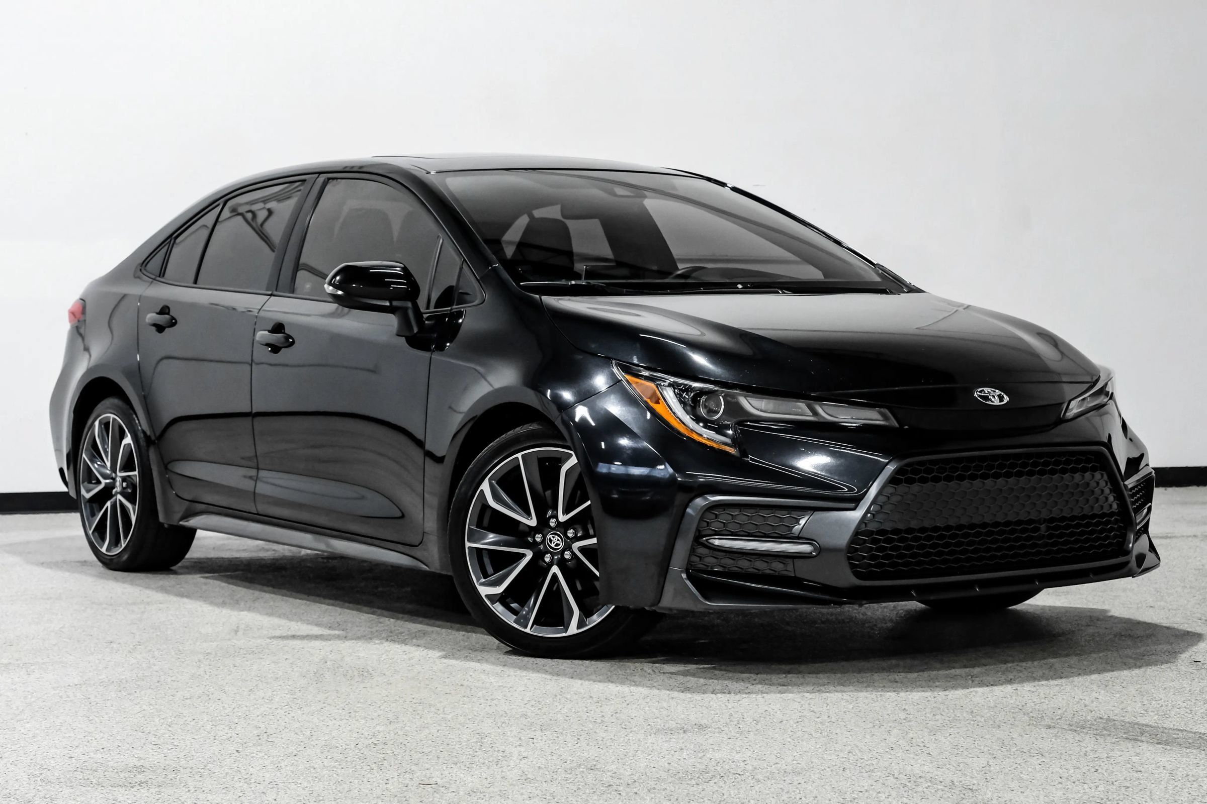 Used 2020 Toyota Corolla XSE FWD image 4