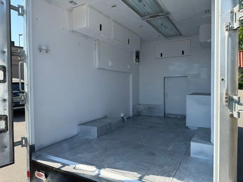 Used 2018 Chevrolet Express 3500 w/ Chrome Appearance Package RWD image 26