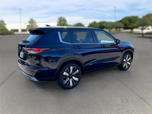 New 2025 Mitsubishi Outlander SE image 7