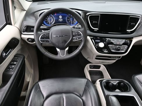 Used 2023 Chrysler Pacifica Touring-L image 12