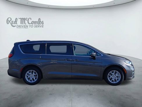 Used 2023 Chrysler Pacifica Touring-L image 6