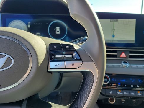 Used 2025 Hyundai Elantra SEL image 24