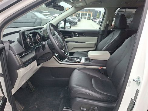 Used 2024 Kia Carnival EX image 14