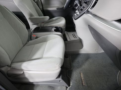 Used 2018 Toyota Sienna LE image 24