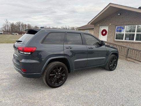 Used 2018 Jeep Grand Cherokee Altitude image 3