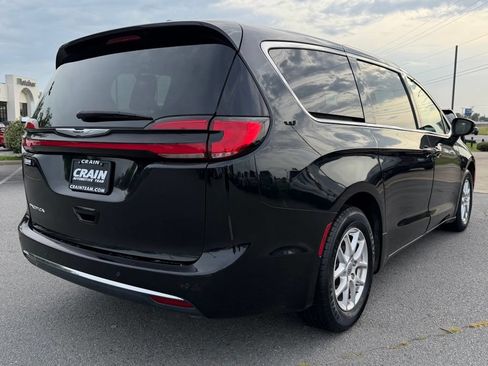 Used 2023 Chrysler Pacifica Touring-L FWD image 7