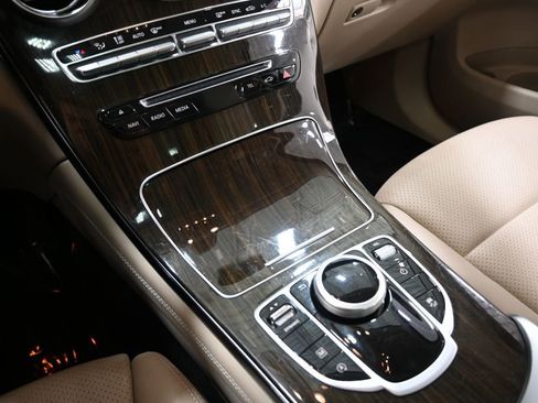 Used 2019 Mercedes-Benz GLC 300 4MATIC w/ Premium Package image 21