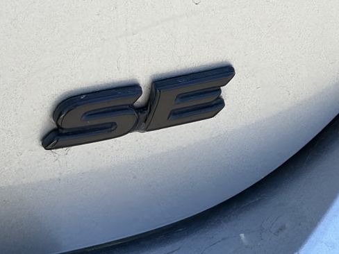 Used 2019 Toyota Camry SE FWD image 5