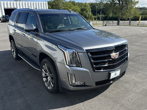 Used 2020 Cadillac Escalade Luxury w/ Escalade Sport Edition AWD/4WD image 2
