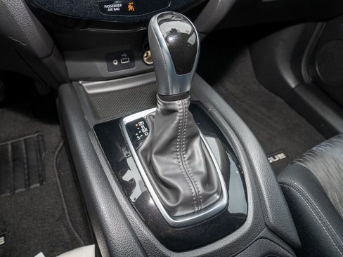 Used 2020 Nissan Rogue SV image 16