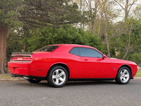 Used 2010 Dodge Challenger R/T RWD image 4